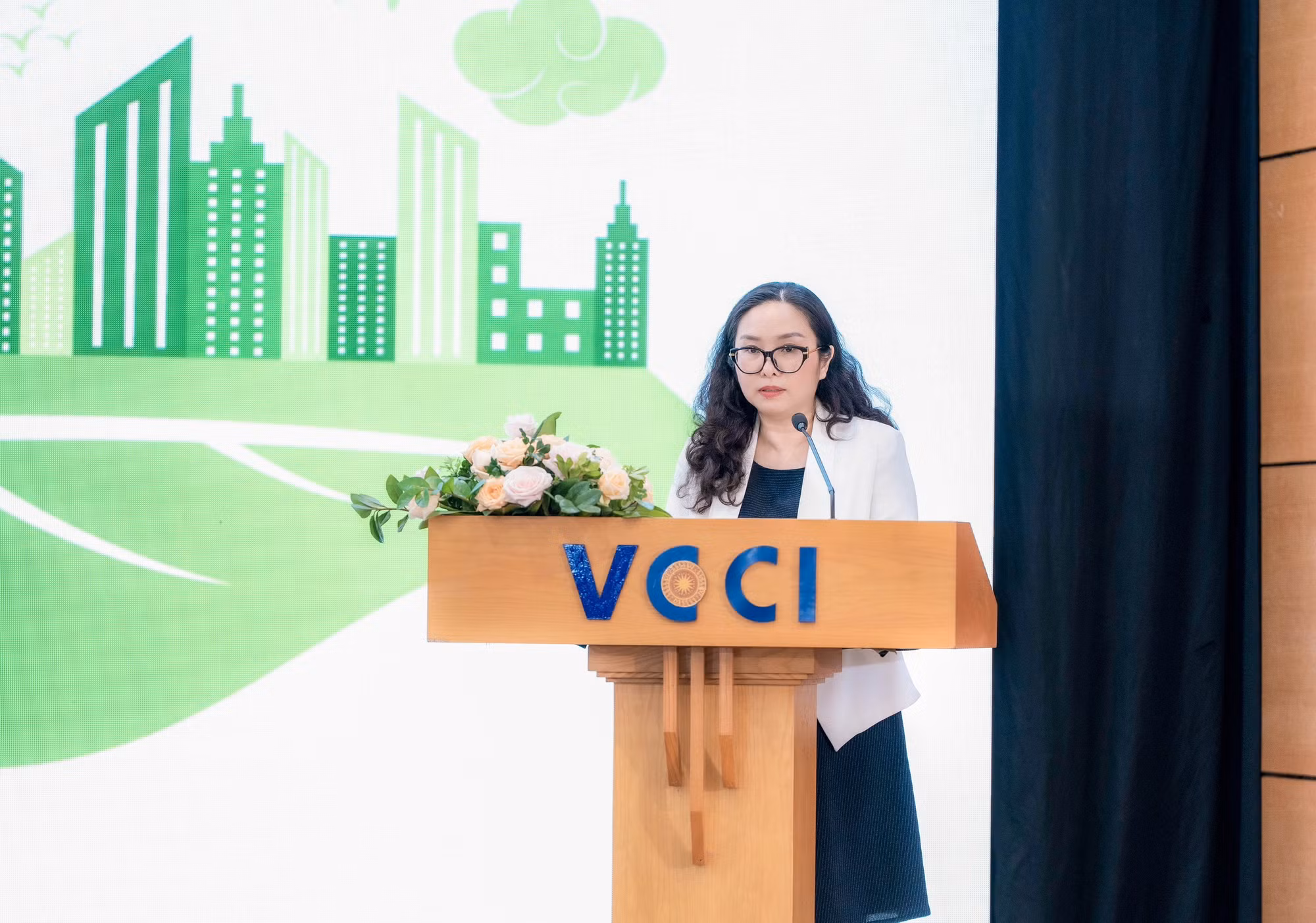 Bà Mai Thị Diệu Huyền, Phó Chủ tịch phụ trách Hội đồng Doanh nhân nữ Việt Nam (VWEC)