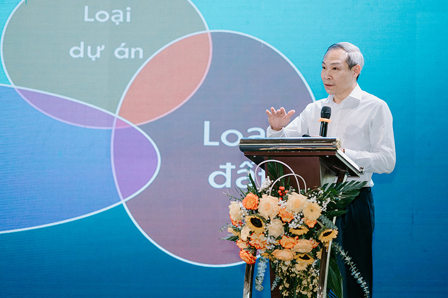 “Mối quan tâm lớn nhất của doanh nghiệp là làm thế nào để có đất đưa vào sản xuất, kinh doanh. Luật Đất đai 2024 đã trả lời rõ, với nguyên tắc là sử dụng công cụ thị trường và thông tin minh bạch. Với các doanh nghiệp kinh doanh bất động sản, cơ hội không chỉ là đầu tư nhà ở thương mại mà có thể quan tâm đến các chính sách về các dự án khác, như đầu tư nhà ở xã hội, chỉnh trang chung cư cũ... và cả chính sách liên quan đến hỗ trợ, ưu đãi cho người mua nhà&quot;, ông Phan Đức Hiếu nhấn mạnh