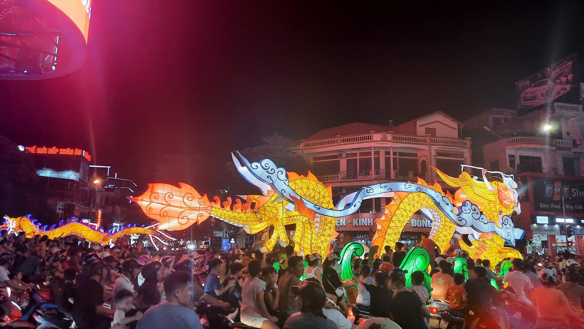 Bà con rước đèn Trung thu tuyên-quang-3.jpg