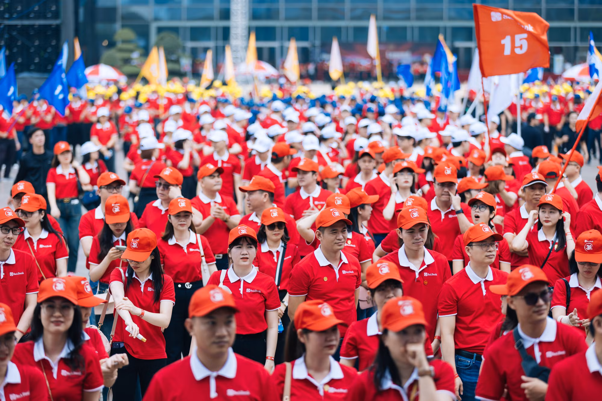 cbnv-day-tu-hao-trong-mau-ao-dong-phuc-seabank-1706.jpg