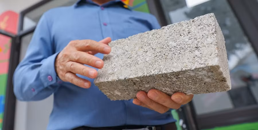 50% vật liệu sản xuất gạch và ngói xây dựng công trình là nhựa tái chế đã được xử lý và kiểm định an toàn (Ảnh Minh Sơn).jpg