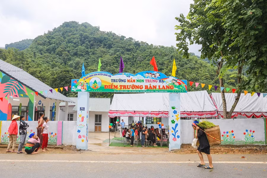 Bà con bản Lang đón chờ lễ khánh thành điểm trường mần non Khu Lang (Ảnh Minh Sơn).jpg