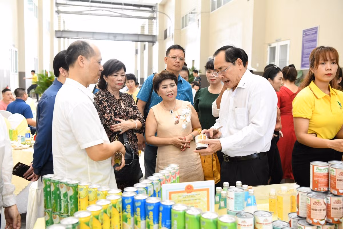 Ông Trần Văn Đức giới thiệu sản phẩm của công ty với đoàn thăm quan