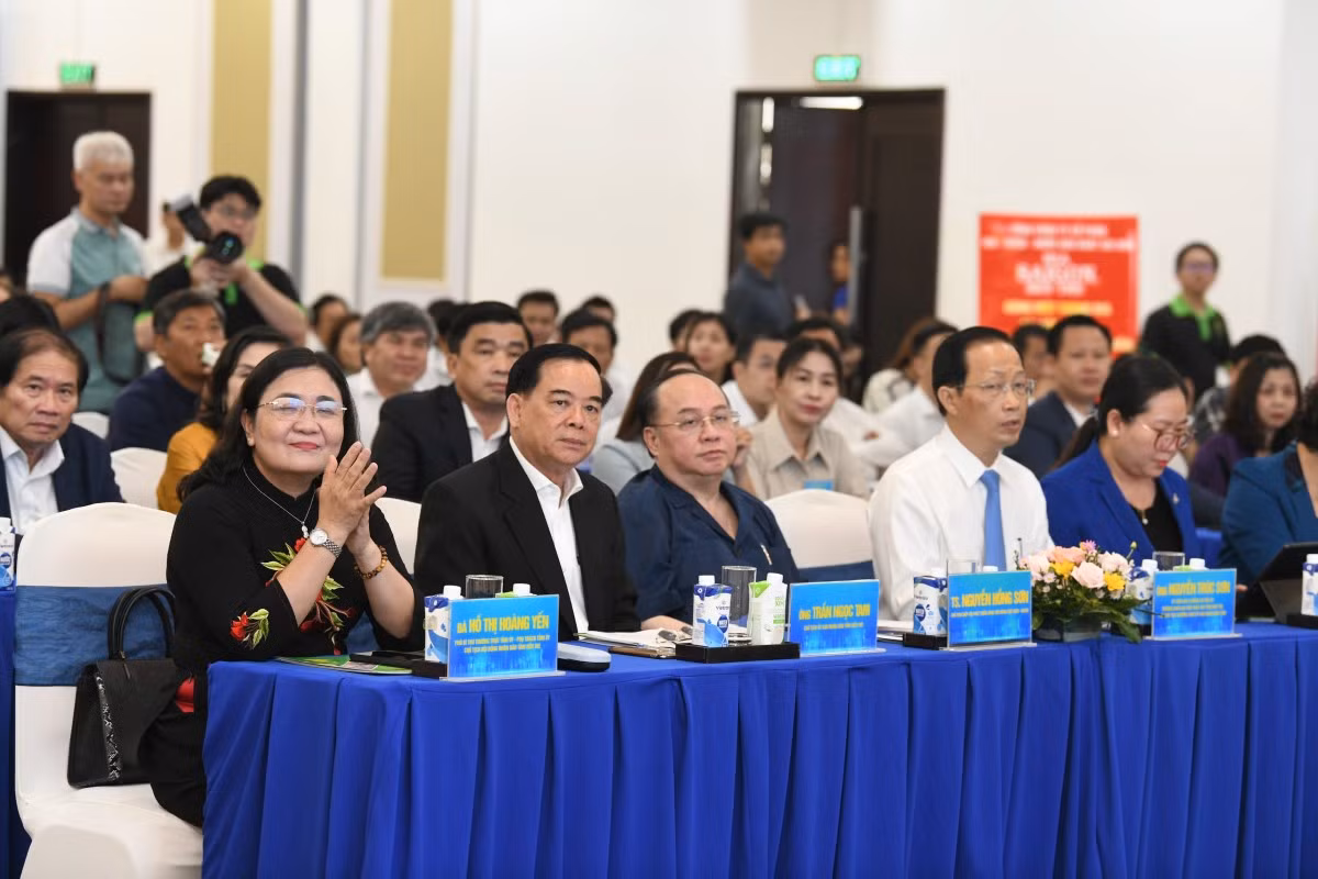 Các đại biểu dự Diễn đàn. Từ trái qua phải: Bà Hồ Thị Hoàng Yến, Phó Bí thư Thường trực Tỉnh ủy - phụ trách Tỉnh ủy, Chủ tịch Hội đồng nhân dân tỉnh Bến Tre; Ông Trần Ngọc Tam, Phó Bí thư Tỉnh ủy, Chủ tịch UBND tỉnh Bến Tre; TS.Nguyễn Hồng Sơn, nguyên Phó Chủ tịch Liên đoàn Thương mại &amp; Công nghiệp Việt Nam (VCCI), Chủ tịch Hiệp hội Phát triển Hàng tiêu dùng Việt Nam - VACOD, Chủ tịch Hiệp hội Doanh nghiệp Thành phố Hà Nội - HBA; Ông Nguyễn Trúc Sơn, Ủy viên Ban Thường vụ Tỉnh ủy; Trưởng đoàn Đại biểu Quốc hội tỉnh Bến Tre, Phó Chủ tịch Thường trực UBND tỉnh Bến Tre; Bà Nguyễn Thị Hồng Nhung, Ủy viên Ban chấp hành Tỉnh ủy, Chủ tịch Ủy ban Mặt trận Tổ quốc Việt Nam tỉnh Bến Tre
