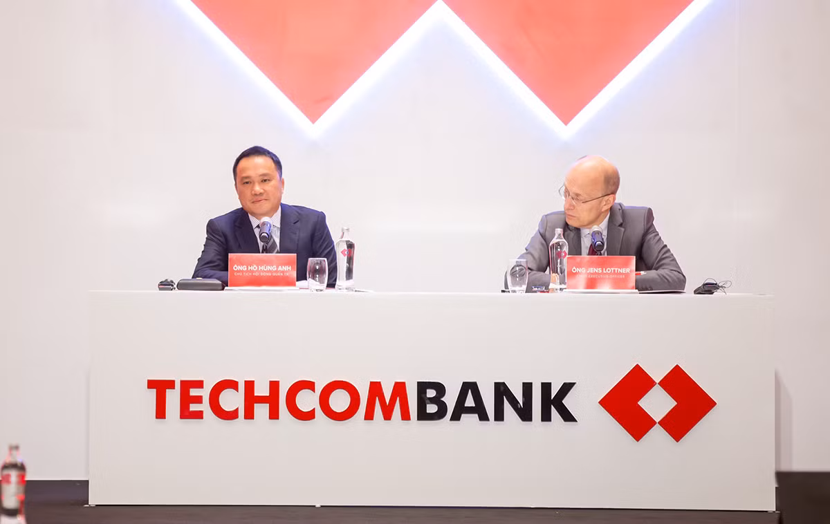 Ông Hồ Hùng Anh (trái) và ông Jens Lottner thảo luận với các cổ đông