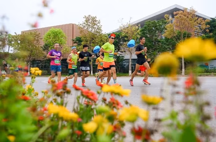 Khung cảnh thiên nhiên xanh mát với hàng chục nghìn cây xanh, hoa các loại, nhiều loài vật được nuôi thả tự do như chim, gà tây, ngỗng, thỏ, thiên nga khiến bức tranh giải chạy Ecopark Marathon 2021 thêm nhiều màu sắc thú vị