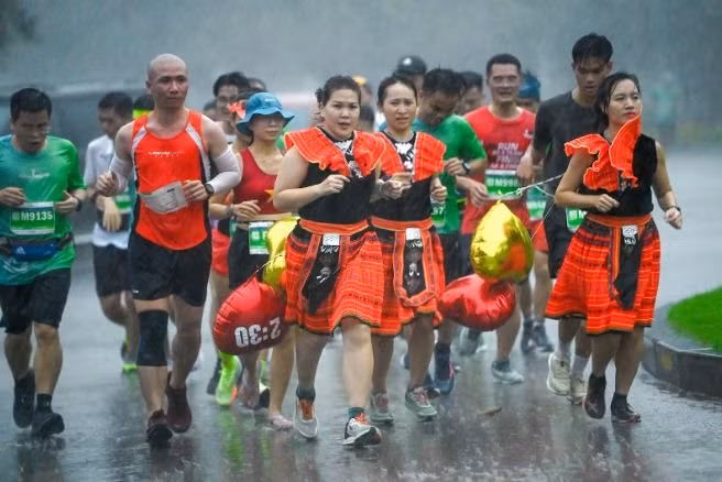 Nhiều runner thích thú khi chạy dưới mưa