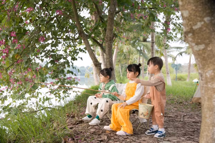 Tại Ecopark, các em được bao bọc bởi không gian khoáng đạt giữa hơn 1 triệu cây xanh, 4 công viên xanh mát và hồ nước rộng lớn