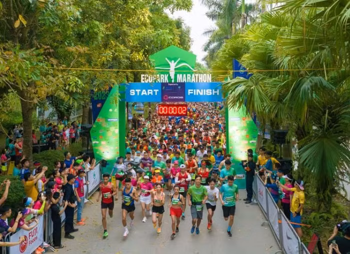 Hàng nghìn runner được "check-in" cùng hoa cỏ trên đường chạy Ecopark Marathon đúng ngày Giỗ Tổ Hùng Vương (29/4)