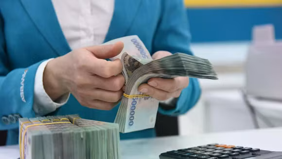 Nhà băng siết vốn, áp lực bủa vây bất động sản 