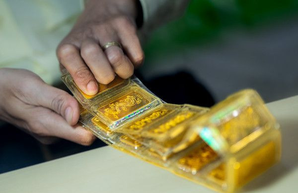 Giá vàng giằng co đầu năm, vàng nhẫn cao hơn vàng miếng