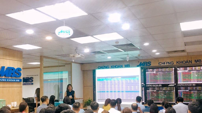 VN-Index áp sát mốc 1.900, sóng tăng nóng dần nhưng rung lắc rình rập