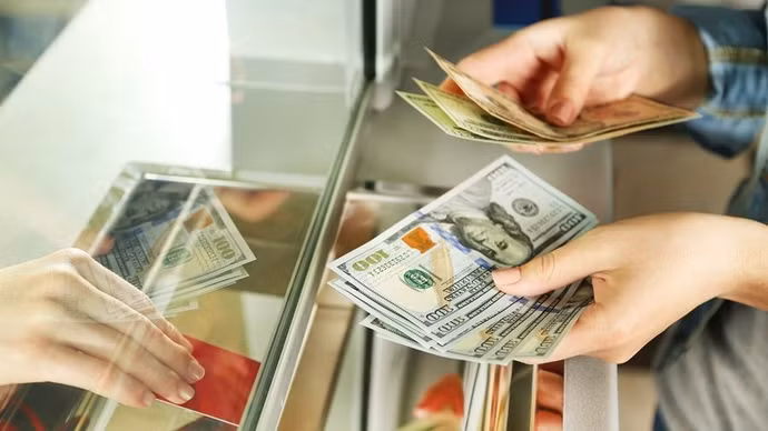Tỷ giá USD/VND hôm nay ngày 3/6: USD ngân hàng neo cao, thị trường tự do quay đầu giảm giá