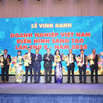 Vĩnh Tiến nhận cúp vàng tại giải thưởng Doanh nghiệp sáng tạo 2025