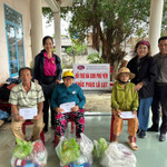 CLB Doanh nhân nữ trao quà hỗ trợ bà con vùng lũ Đắk Lắk