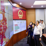 Chủ tịch Quốc hội Trần Thanh Mẫn cùng các thành viên Hội đồng bầu cử quốc gia theo dõi cập nhật kết quả bỏ phiếu trên cả nước. Ảnh: VnExpress