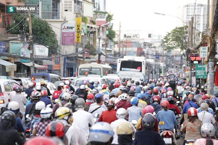 Hà Nội: Khổ sở chen chúc ở các bến xe về quê