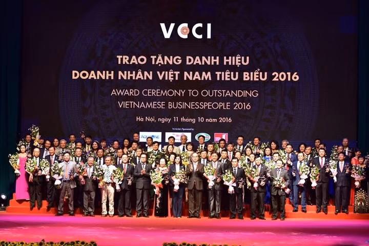 Thương Gia chúc mừng 100 doanh nhân tiểu biểu nhận cúp Thánh Gióng 2016