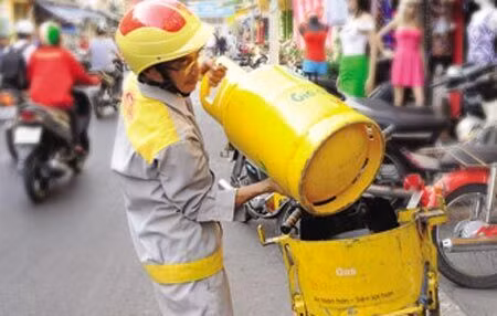 Giá gas tăng mạnh 21.000 đồng/bình 12kg