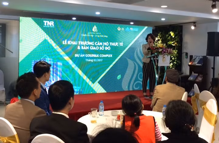 Những cư dân đầu tiên của Goldsilk Complex nhận sổ đỏ