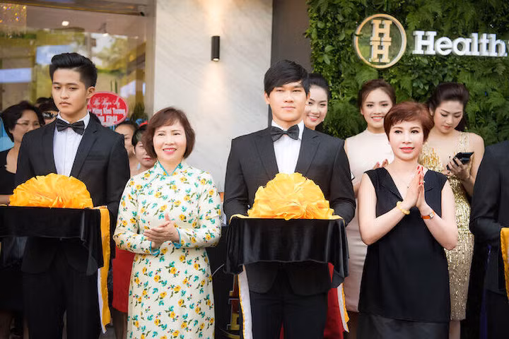 Các nữ chính khách ủng hộ mô hình chuỗi mỹ phẩm sạch