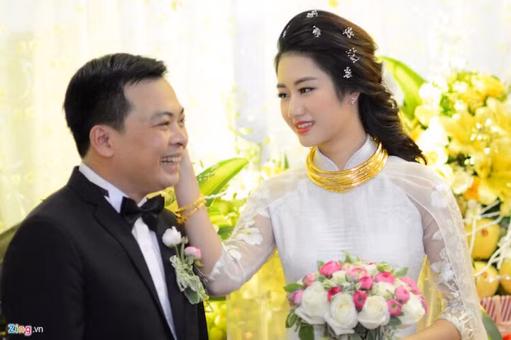 Chồng đại gia tặng quà cưới siêu xe Roll Royce cho Hoa hậu Thu Ngân