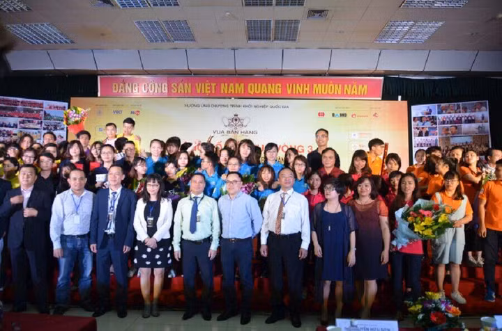 Gala Vinh danh Gameshow “Vua bán hàng” mùa giải đầu tiên 2017