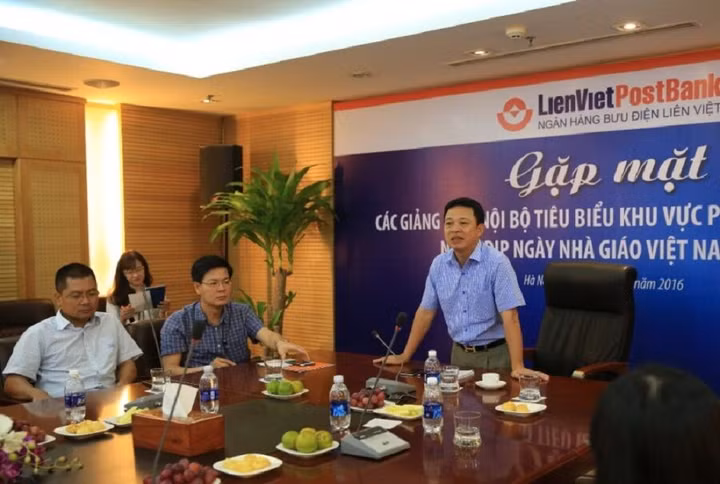 Tổng giám đốc LienVietPost Bank "gom" hơn 5 triệu cổ phiếu