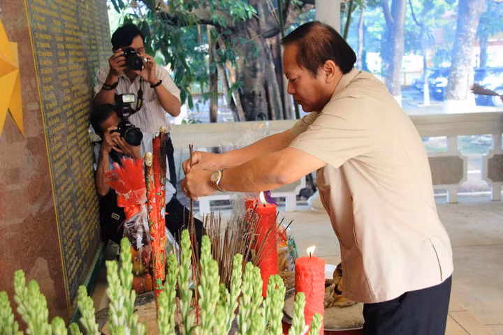 Bộ trưởng Trương Minh Tuấn viếng liệt sĩ ngành Bưu điện