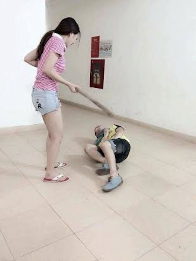 Ca sĩ Du Thiên bị một phụ nữ hành hung giã man