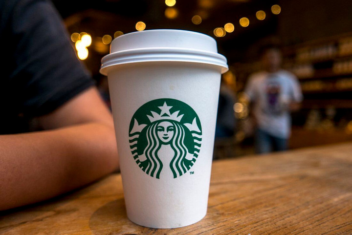 Starbucks tuyển dụng 10.000 người tị nạn sau lệnh cấm nhập cảnh của Mỹ