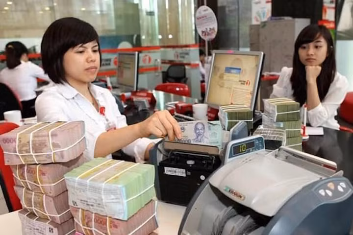 Thưởng Tết ngân hàng: Người 7 tháng lương, kẻ ngậm ngùi