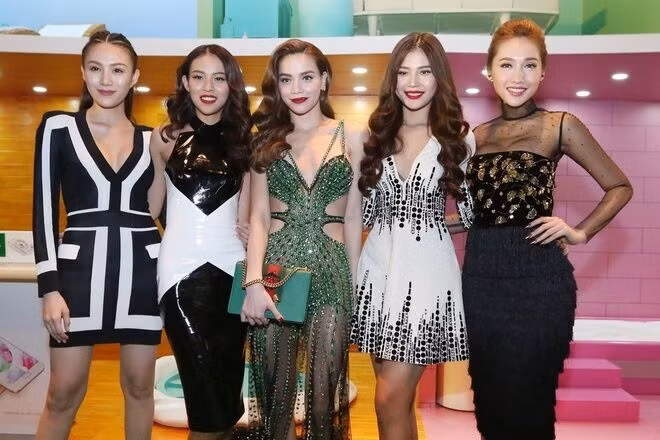 Hà Hồ, Hari Won 'đốt nóng' sự kiện với váy xẻ ngực