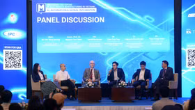 Các đại biểu thảo luận tại diễn đàn