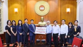 Ông Đỗ Văn Chiến - Chủ tịch Ủy ban Trung ương Mặt trận Tổ quốc Việt Nam đại diện tiếp nhận hỗ trợ từ Huawei Việt Nam