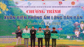 Thắt chặt tình quân - dân cùng “Xuân Biên phòng ấm lòng dân bản”