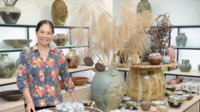 “Phù thuỷ đất sét” Hà Thị Vinh: Người “thổi hồn” đưa gốm sứ ra thế giới