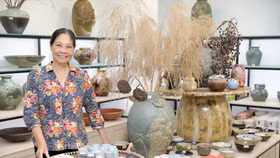 “Phù thuỷ đất sét” Hà Thị Vinh: Người “thổi hồn” đưa gốm sứ ra thế giới