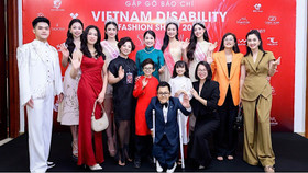 Các đại biểu, diễn giả và người mẫu tham gia chương trình