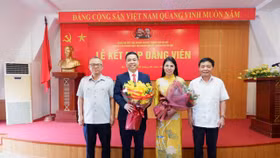 Chi bộ Văn phòng Hiệp hội Doanh nghiệp thành phố Hà Nội kết nạp hai đảng viên mới