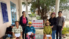 CLB Doanh nhân nữ trao quà hỗ trợ bà con vùng lũ Đắk Lắk