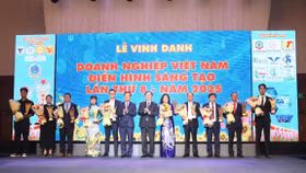 Vĩnh Tiến nhận cúp vàng tại giải thưởng Doanh nghiệp sáng tạo 2025