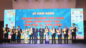 Vĩnh Tiến nhận cúp vàng tại giải thưởng Doanh nghiệp sáng tạo 2025