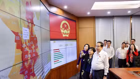 Chủ tịch Quốc hội Trần Thanh Mẫn cùng các thành viên Hội đồng bầu cử quốc gia theo dõi cập nhật kết quả bỏ phiếu trên cả nước. Ảnh: VnExpress