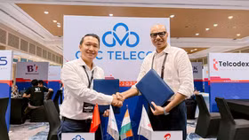 Ông Đặng Tùng Sơn, SVP/ CSO Tập đoàn công nghệ CMC và ông Binod Sriwastav, Giám đốc Kinh doanh Toàn cầu, Airtel ký kết thỏa thuận hợp tác chiến lược