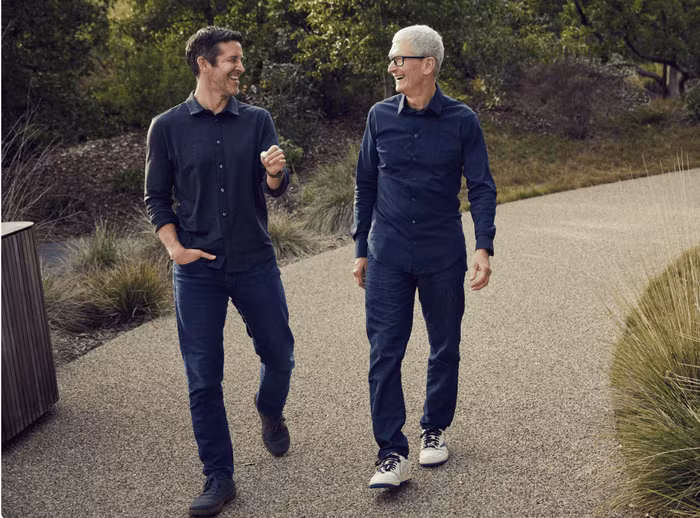 John Ternus (trái) và Tim Cook (phải)