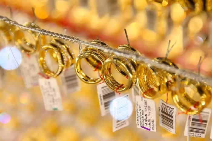Giá vàng đồng loạt giảm đầu tuần, nhà đầu tư thận trọng trở lại 