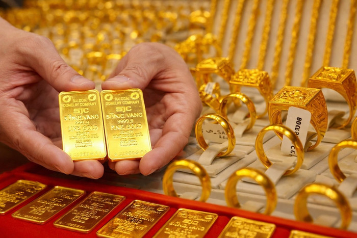 Giá vàng bật tăng sốc trước vía Thần Tài, chênh lệch cao cảnh báo rủi ro