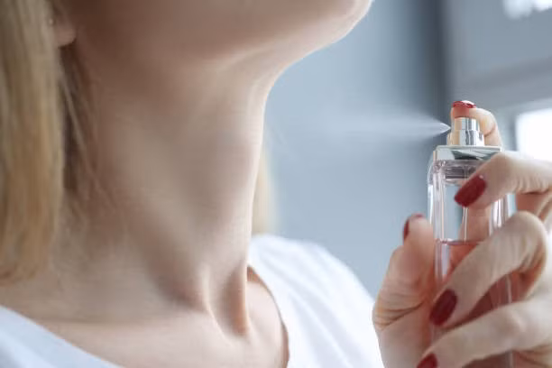 Xịt nước hoa lên cổ có khiến hóa chất đi thẳng đến tuyến giáp?