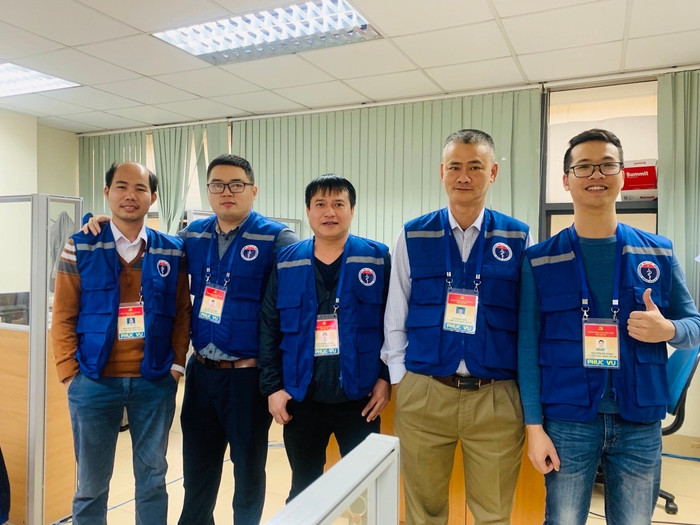 Bác sĩ Vũ Mạnh Tiến (đứng thứ hai từ phải sang) tham gia Đội Điều tra, nghiên cứu cơ động (CDC Hà Nội)